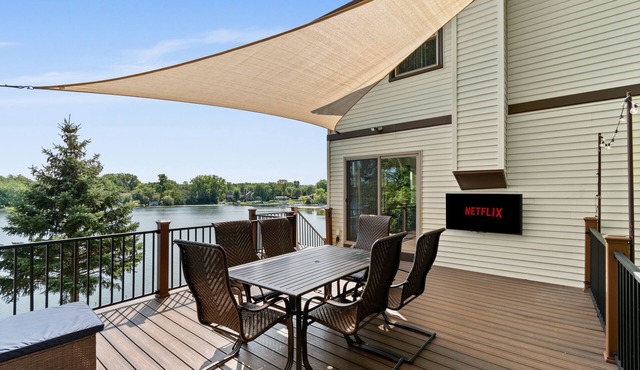 West Bend Lake House - Sleeps 12 - Add The Pontoon