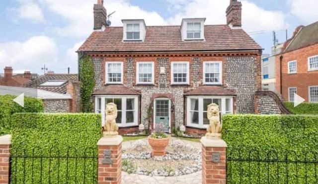 West Cottage. Central, spacious, 2 mins to beach.