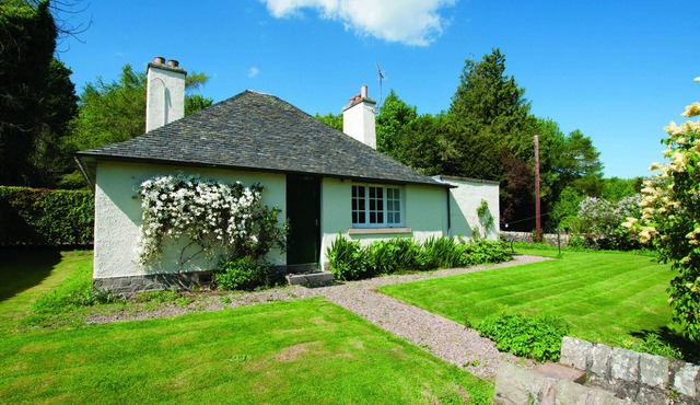 WEST COTTAGE - TARVIT, pet friendly, with open fire in Cupar, Fife