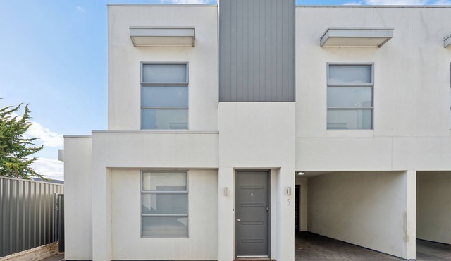 West Croydon Luxury Townhouse 3br 2bth near Cafés, Coles Free Parking close CBD