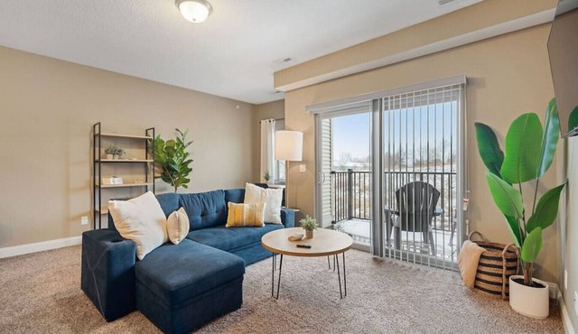 West Des Moines- Garage, Gym, Pool, Jordan Creek