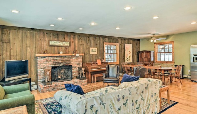 West Dover Home with Deck about 2 Mi to Mount Snow!