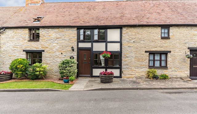 WEST END BARN, pet friendly, with open fire in Cleeve Prior