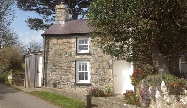 WEST END COTTAGE, romantic, with open fire in Newport, Pembrokeshire