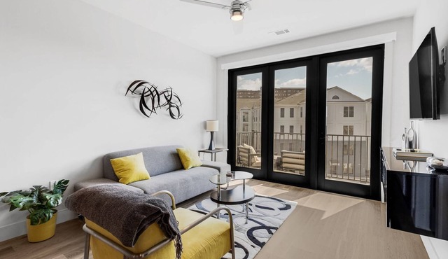 West End Getaway for 5 w/Pool!