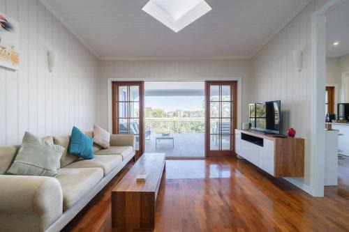 West End Luxury 5B3B Home w Parking and Home Pod Music System M9