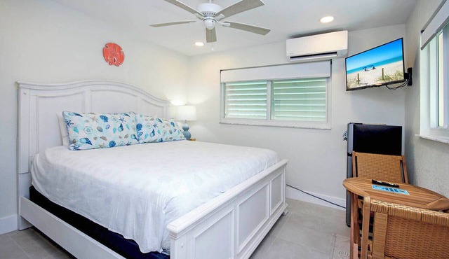 West End Paradise Sanddollar 7 - Quaint Hotel Style Room near the Beach