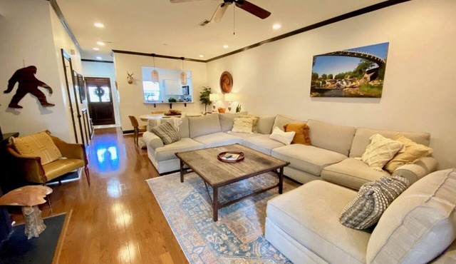 West End Townhouse steps from Main St & Falls Park, Shopping, Dining, Stadium