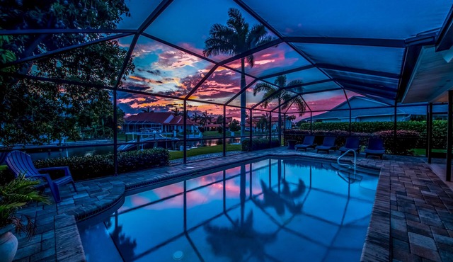 West Facing Elec Heated Pool, 2024 Tritoon rental, Walk/Bike to Bars&Restaurants