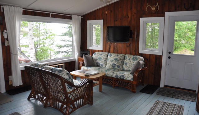 West-facing Hay Lake cottage with access to Algonquin Park