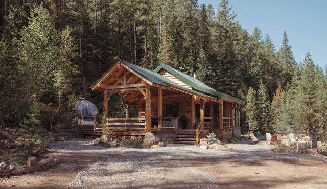 West Glacier Cabin, Hot Tub, Stunning Views, XC Ski Trails Nearby