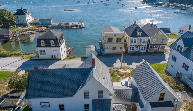 West Harbor Nest- Oceanfront Apartment