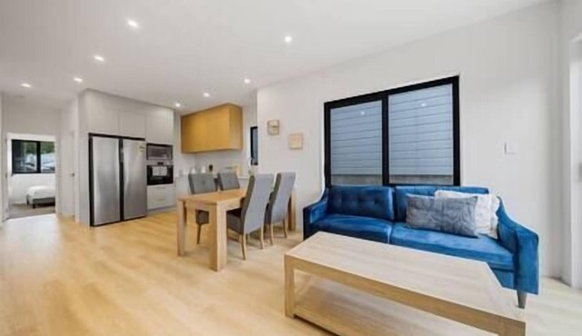 West Harbour Escape Contemporary 4-Bedroom Unit B