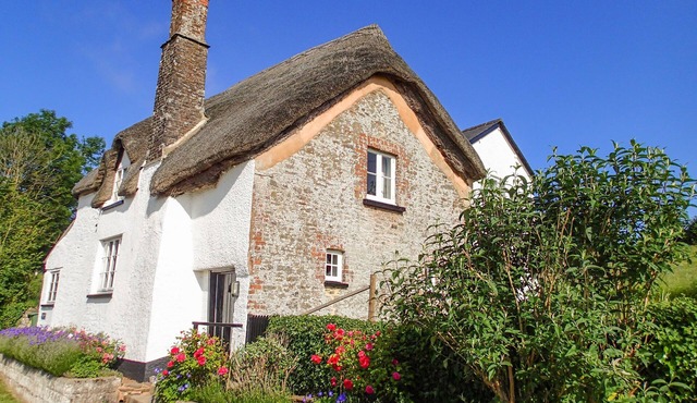 WEST HENSTILL HOUSE, pet friendly, with open fire in Sandford, Devon