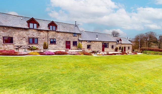 West Hollowcombe Farm Cottages - full site