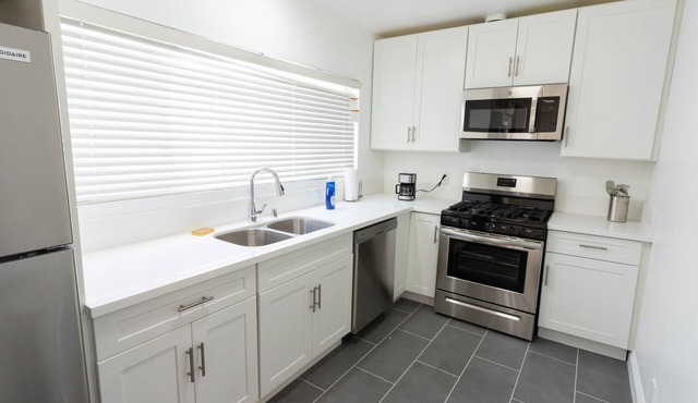 West Hollywood Condo near Melrose and Cedar-Sinai