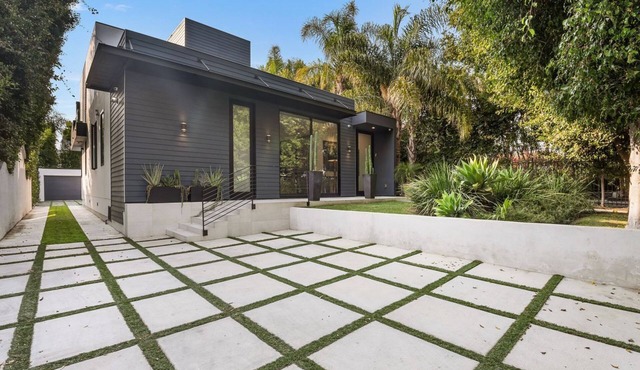 WEST HOLLYWOOD MODERN OASIS - Walk to dining & shopping. Gated. Private. Clean.