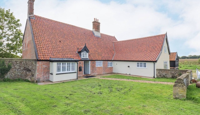 WEST HOUSE FARM, family friendly, with open fire in Leiston