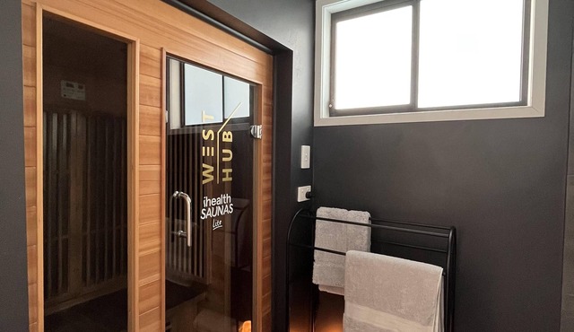 WEST HUB. Private Infrared Sauna only 3km to city & more! New reno, loft style!