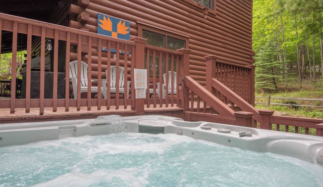 West Jefferson Cabin - Hot Tub + Gas Fireplace + King Beds