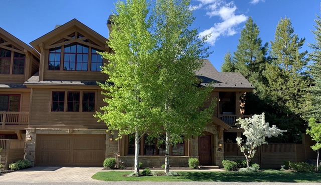 West Ketchum Townhouse Short Walk to Downtown Ketchum and Lifts-Hot Tub