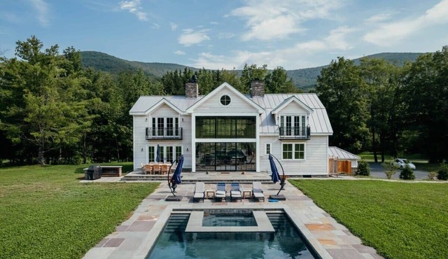 West Kill Farmhouse - Privacy, Pool, Sleeps 10