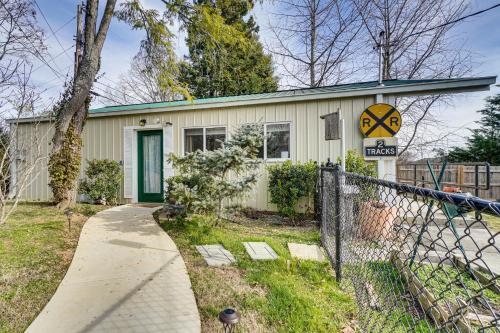 West Knoxville Area! Single-Level Home Near Dtwn