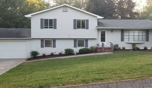 West Knoxville near I-40/Easy access to all Knoxville/Pet friendly/15 min to UT