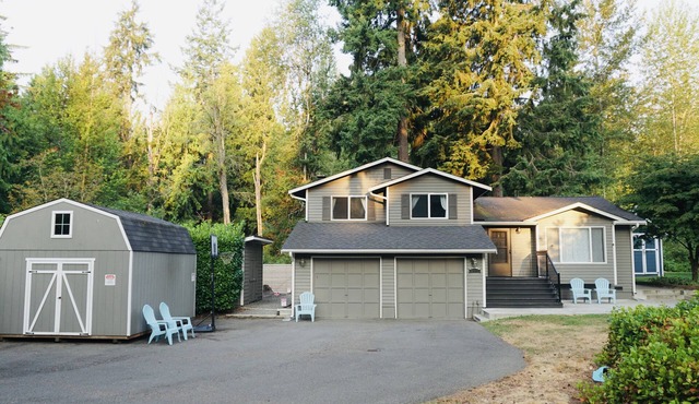 West Lake Stevens Hideaway on .7 acre with outdoor firepit and fenced backyard