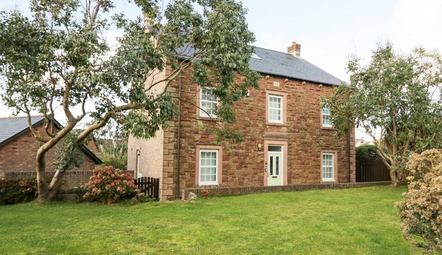 WEST LAKES RETREAT, pet friendly, country holiday cottage in St Bees