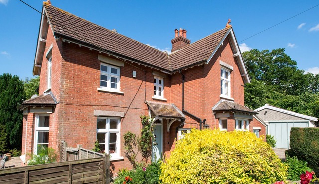 West Lodge, Church Knowle. Sleeps 10 & baby