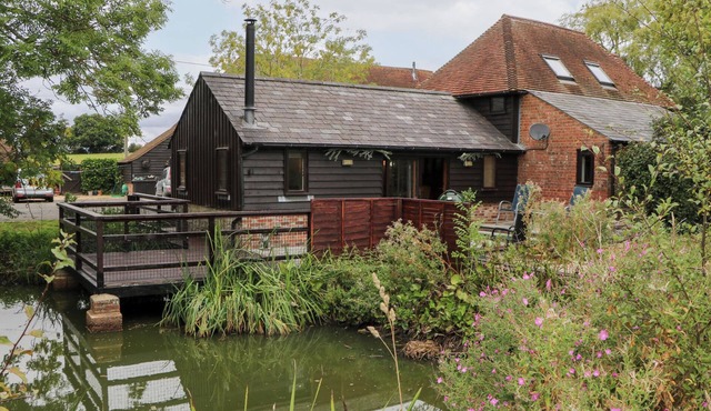 WEST LODGE, family friendly, character holiday cottage in Kingsnorth