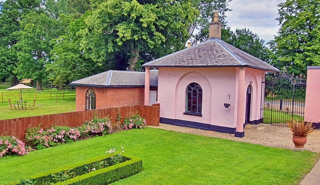 West Lodge - One Bedroom House, Sleeps 2