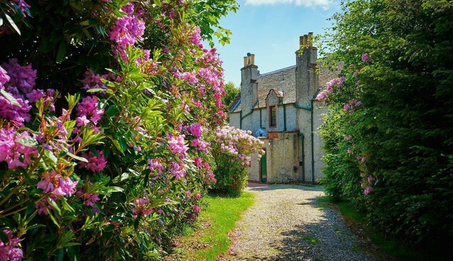 WEST LODGE, pet friendly, character holiday cottage in Kirriemuir