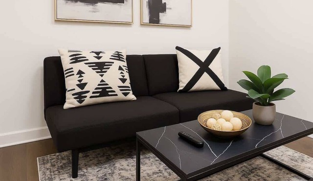 West Loop Living – Bright 1BR