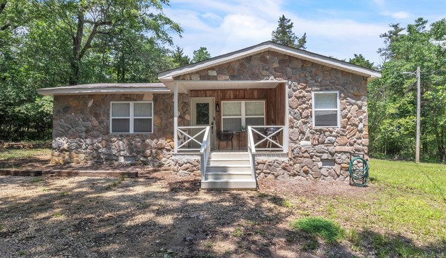 West Lowndes Country Cottage by OneHometown Getaways
