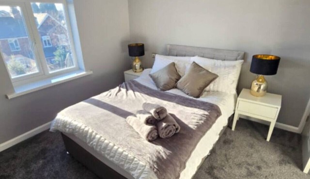 West Midlands Home - 3BR w/FREE Parking and WIFI