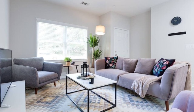 West Midtown 2BR (1st Floor) w/Free parking