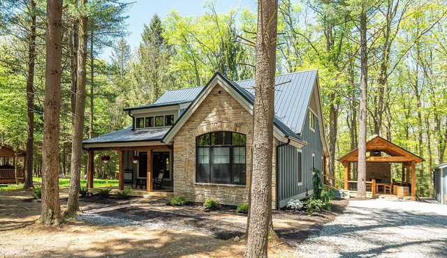 West Oak: New home, 3 suites, hot tub, boat slip, outdoor fireplace
