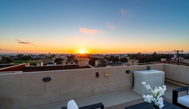 West of PCH King 3-bdrm w A/C!