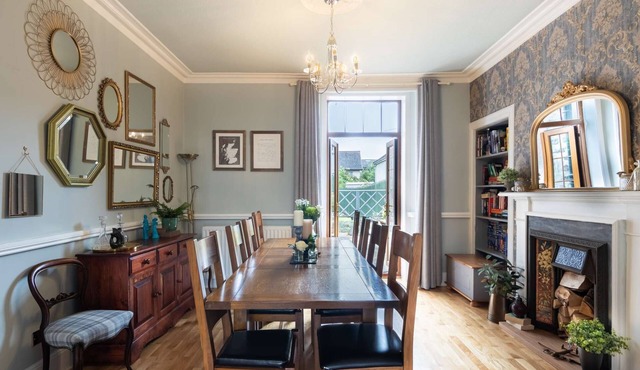 West Of The Ness - 5 Bedroom City Centre home