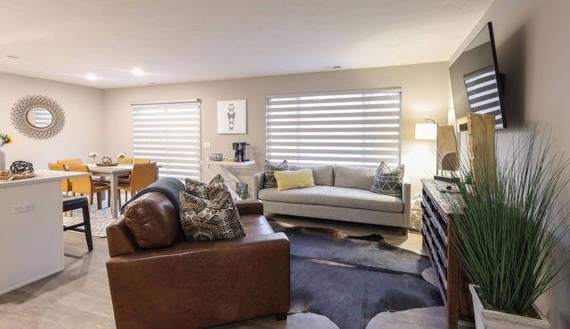 West Omaha Getaway, blocks from Village Pointe Plaza