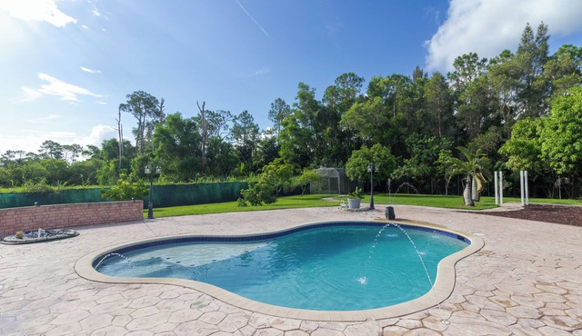 West Palm 1.4 Acre Lux 4BR Sleeps 8 Pool Hot Tub Gym BBQ King Beds
