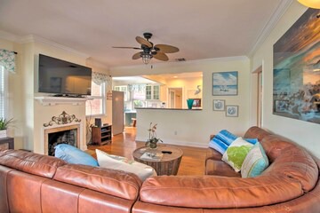 West Palm Beach Home w/ Yard -2 Mi. to Beach!