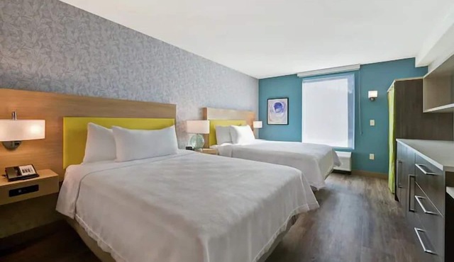 West Palm Beach Gateway: 2 Bright Suites with Free Breakfast, Parking & Laundry