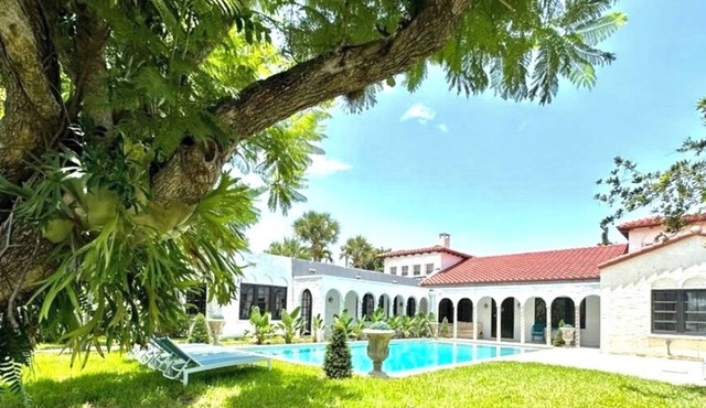 West Palm Beach- Heated Pool -6 bedrooms/4 bathrooms