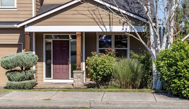 West Sail - Play & Work in Hood River! River & Mountain Views, Quiet, Walk to Downtown