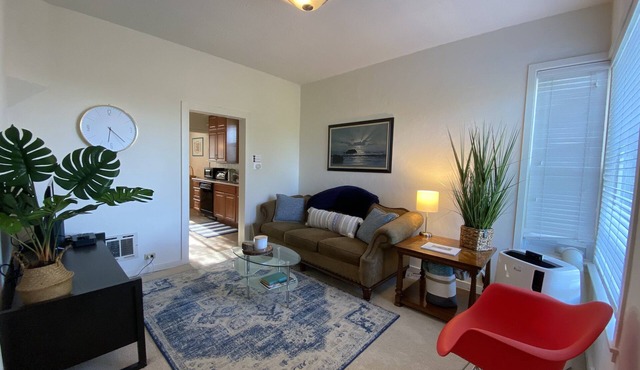 West Seattle Cottage with Space needle & Dt Seattle views. Parking & AC.