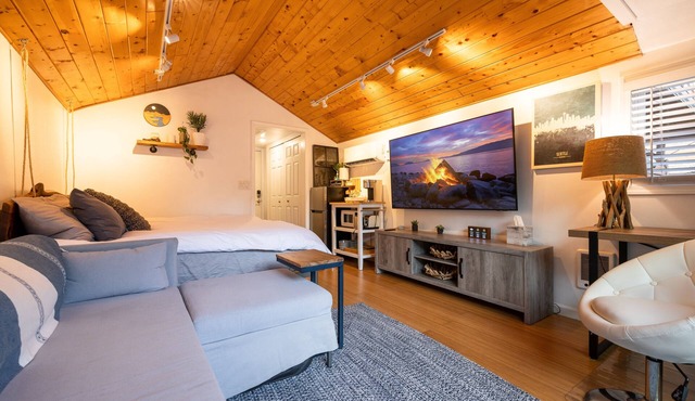 West Seattle Driftwood Cottage - Firepit & Gazebo