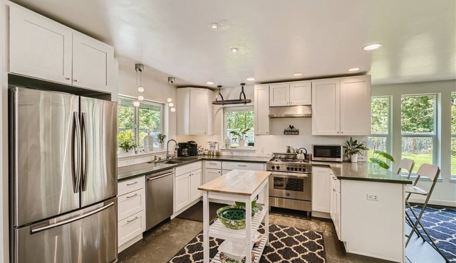 West Seattle Farmhouse w/large private yard!